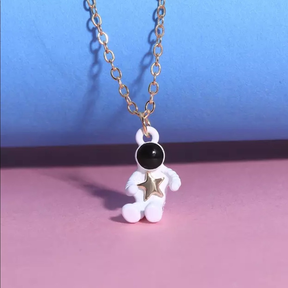 🚀Astronaut Chain Necklace in Gold🚀. NWOT